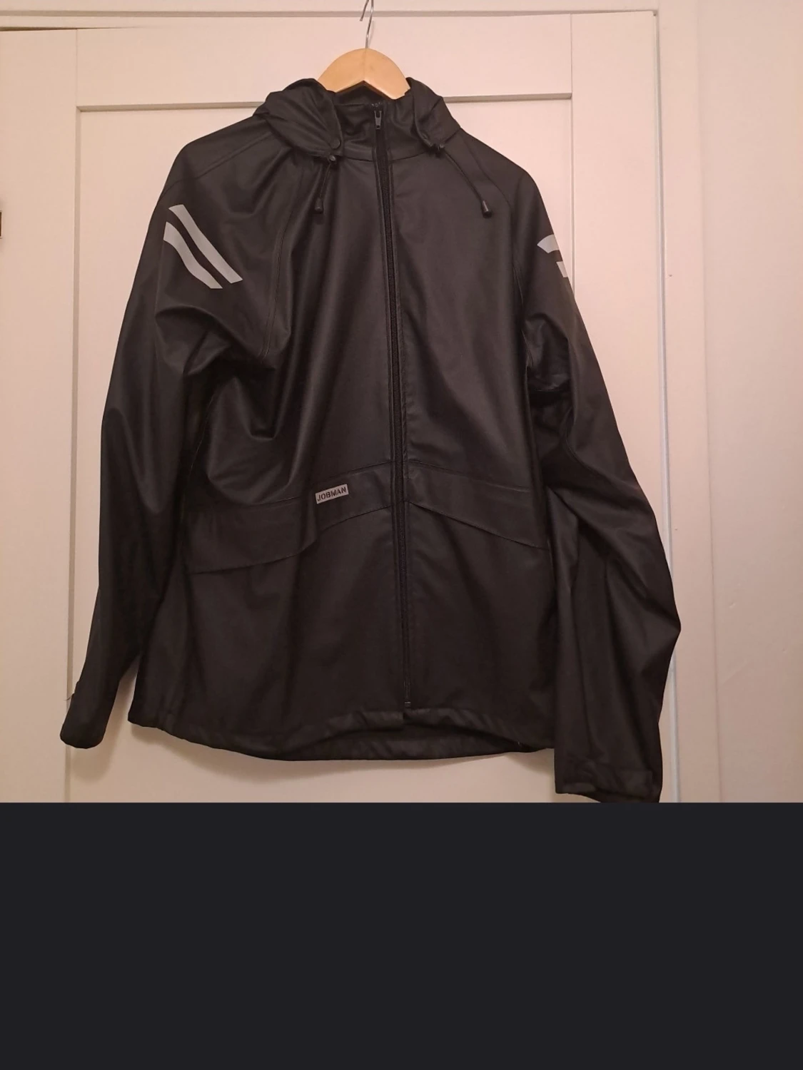 Svart regnjacka med huva från Jobman