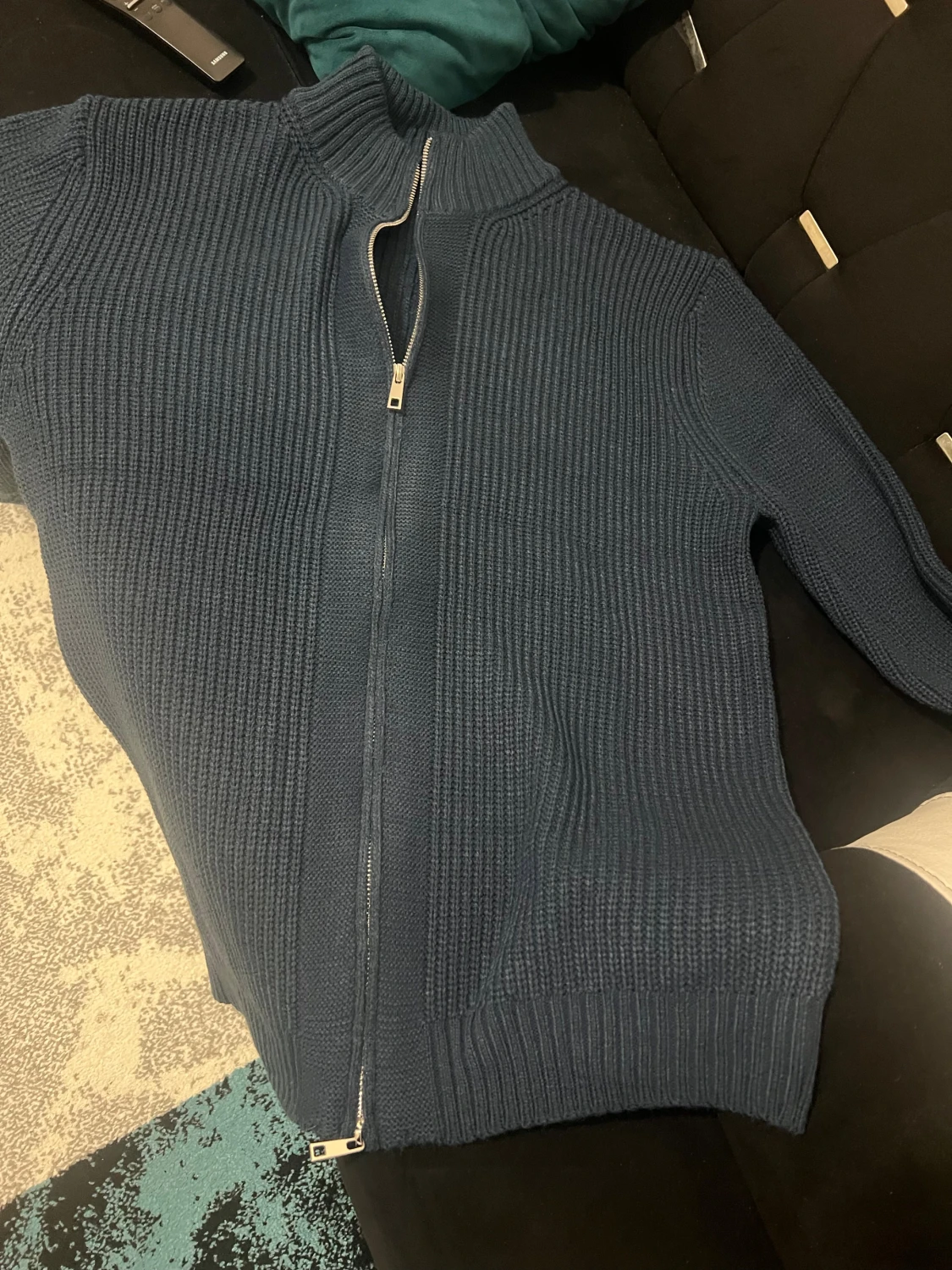 Blå stickad kofta med dragkedja