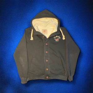 Hollister Hoodie - Säljer denna riktigt feta fodrade hoodien med knappar från hollister i mycket bra skick. Vid minsta fråga eller fundering, tveka inte på att höra av dig🤝