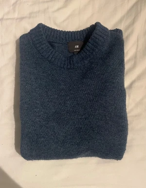 Blå stickad tröja från H&M - Mysig blå stickad tröja från H&M i relaxed fit. Perfekt för kyliga dagar och enkel att matcha med jeans | Skick: 7/10 ✅| Storlek S | Passar ca 170-180 cm | Pris kan diskuteras, fråga vid minsta fundering