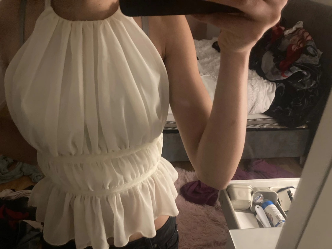 Vit omlott blus med volang