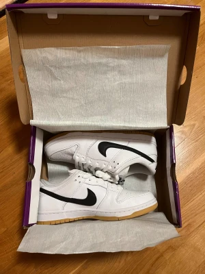 Nike SB Dunk Low Pro White Gum - Inklusive låda. Helt oanvända, endast provat en gång inomhus men de passade inte.