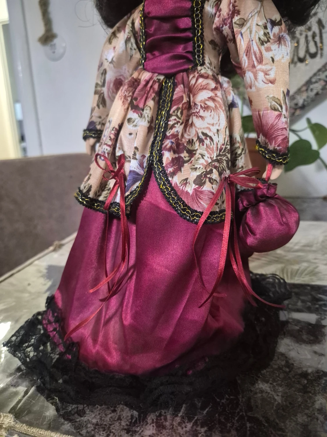 Viktoriansk stil samlarminnen, 45cm porslinsdocka, rubinbruna ögon, svart hår - 4