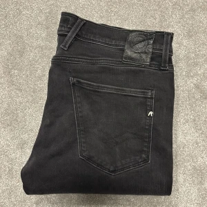 Replay Anbass Hyperflex - Replay anbass, slimfit. Väldigt fint skick. Size 34/32. Släpper de för 399. skickar inom 48 timmar📦