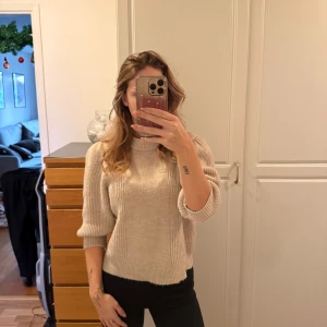 Stickad tröja  - Säljer min super fina stickade tröja från only med puffärmar , sitter super fint på kroppen och passar bra både nu under vintern men även på kalla sommardagar. 