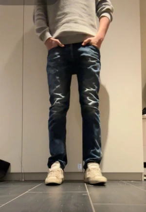 Replay - Säljer ett par schyssta Replay jeans i storleken 30/32. Skicket är 7/10 