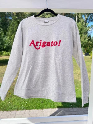 Grå sweatshirt med tryck från Cubus, storlek M - Skickar så snabbt jag kan - samma dag eller nästa! Behöver bli av med så mycket som möjligt!  En grå sweatshirt med tryck från Cubus. Tröjan är i storlek M och sann i storleken ❤️ Mycket bra skick, sparsamt använd!  Längd: 58 cm Axel: 55 cm  20% rabatt på bundles på minst 5 artiklar :)