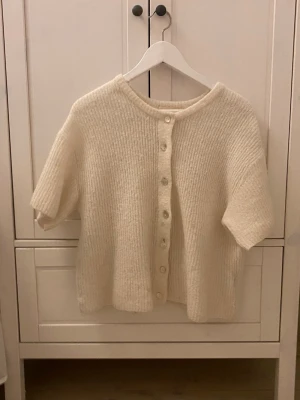 Kofta från Gina tricot - Kortärmad kofta från Gina i vit. Storlek small, använd kanske 10 gånger. Helt okej skick, pris kan även diskuteras här.💕