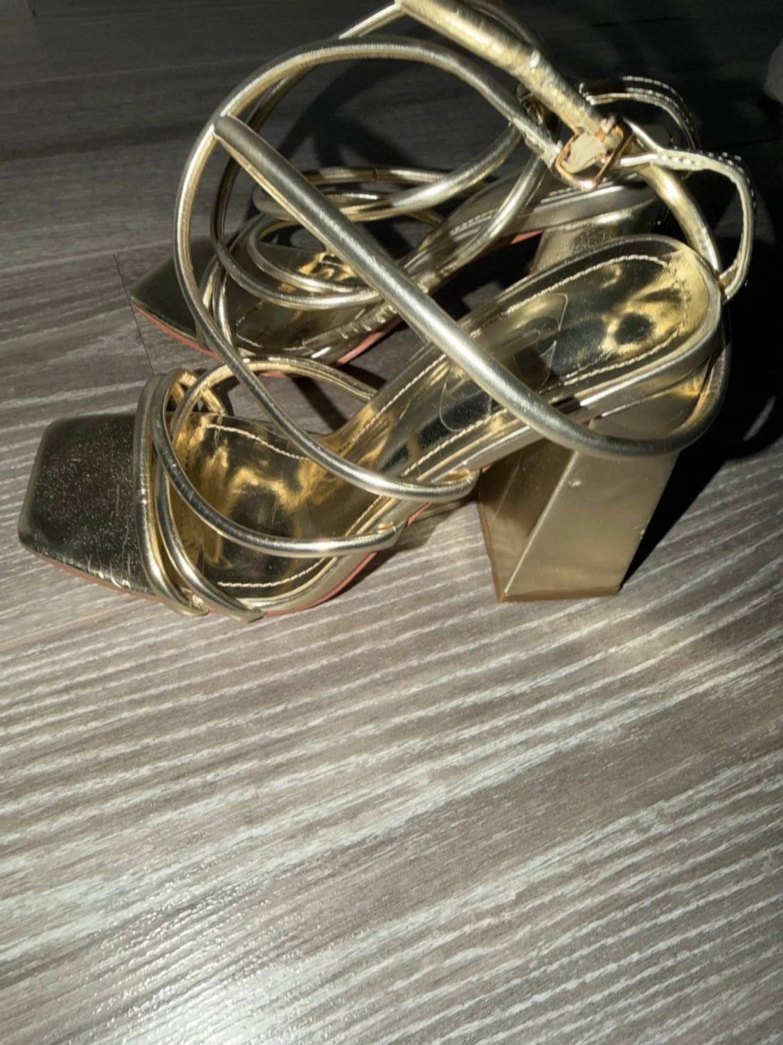 Guldiga sandaler med blockklack