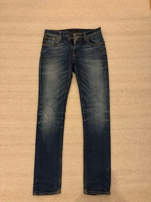 Nudie Jeans W29 - Säljer nu dessa snygga blå nudie jeans i modellen Tape Ted, jeansen har extrem fet wash både fram och bak. Storlek W29 L32. Tveka inte att fråga vid minsta fundering! Billigare vid smidigare köp!