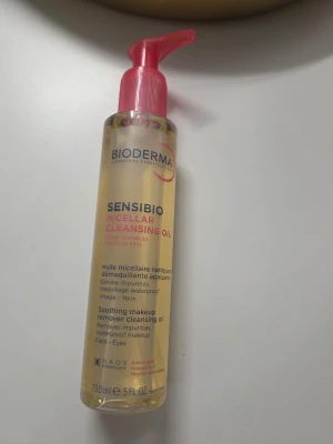 Bioderma Sensibio Micellar Cleansing Oil - Bioderma Sensibio Micellar Cleansing Oil är en mild rengöringsolja för känslig hud. Kommer i en genomskinlig plastflaska med rosa pump och innehåller 150 ml. Tar bort vattenfast smink och orenheter från ansikte och ögon med micellär teknologi och omega 3-6.