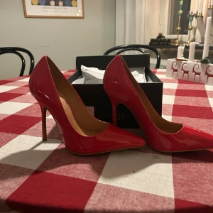 Röda lackpumps från Kazar - Säljer ett par helt oanvända pumps från Kazar i storlek 35,5