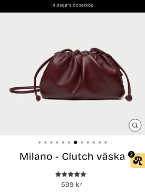 Vinröd clutchväska från Raffinato - Säljer en vinröd clutchväska från Raffinato i mjuk skinnimitation. I storlek medium. Säljer eftersom den inte kommer till användning🥰🙌Skriv för fler bilder!