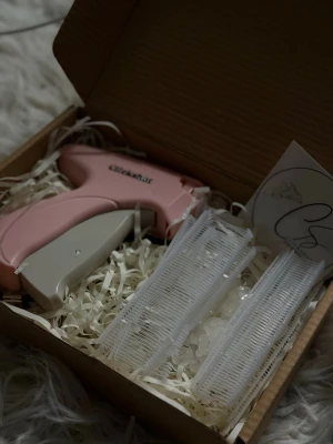 Clickshot fästpistol kit - Vår fästpistol används för att du enkelt ska kunna laga och fixa dina plagg utan att behöva sy dem. Du sparar tid och energi, men även kan styla om dina kläder utan att förstöra dem 💕