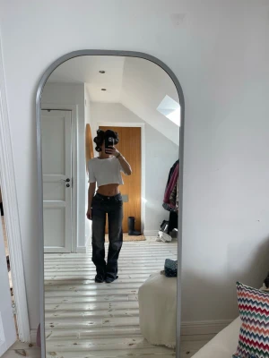 Gråa low waist jeans LINDEX - Säljer ett par gråa jeans med låg midja och wide fit. Från Lindex, modellen SIA i extra längd.