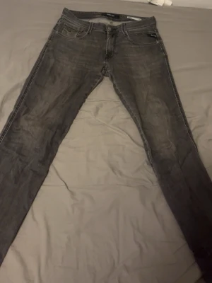 Replay grå jeans slim fit - Säljer ett par gråa Replay jeans. Unik färg. W29 L32. Finns ett litet hål vid sömmen men väldigt lätt att dölja om man syr ihop. 
