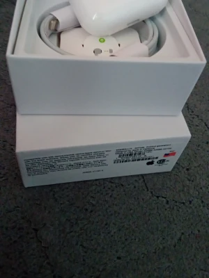 AirPods Pro (2nd generation) med MagSafe-laddningsetui - Säljer ett par Apple AirPods Pro (2nd generation) med MagSafe-laddningsetui. Komplett i originalförpackning med laddkabel och tillbehör. Produkten ser ut att vara i mycket gott skick utan synliga skador eller slitage. Perfekt för dig som vill ha trådlösa hörlurar med aktiv brusreducering.