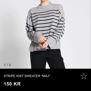 Grå randig stickad tröja MAJ - Säljer en grå stickad tröja från MAJ, Lager157 med svarta horisontella ränder. Tröjan har en rund halsringning, långa ärmar och breda ribbade muddar vid ärmslut och nederkant. Perfekt för att hålla sig varm och snygg under kyliga dagar.❄️🤍☃️
