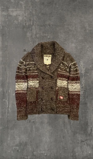 Stickad cardigan  - En extremt snygg stickad cardigan från Khujo! Cardiganen är i ny skick, storleken är S och passar perfekt nu för vintern!                                                    Kontakta gärna oss om du har några frågor! Priset är ej hugget i sten! Mvh Saint ;)