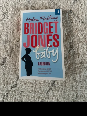 Bridget Jones's Baby: Dagboken - Följ Bridget Jones när hon navigerar singellivet, graviditet och potentiella pappor med humor och kaos. Perfekt för dig som gillar roliga och romantiska berättelser om livet, kärlek och vänskap. En modern klassiker som bjuder på skratt och igenkänning!