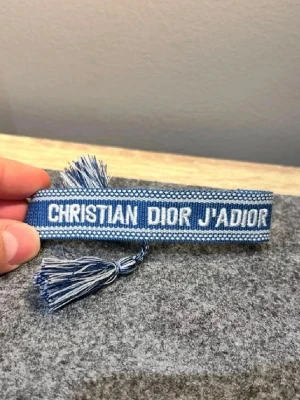 Blå dior armband - Säljer detta väldigt snygga dior armband. Aldrig använd. Perfekta julklappen för en billig peng (fraktas inom 24 timmar)! Finns svart, grå och blå! Kolla min profil😀