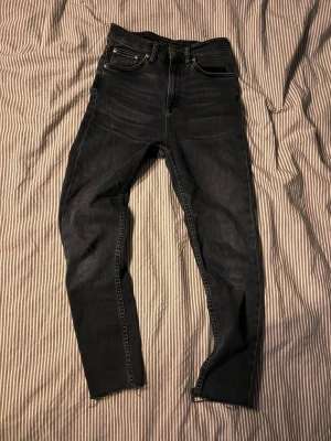 Nudie Jeans 27x30 - Nudie Jeans, storlek 27x30. Lär passar en pojke 12-13. Jeansen är tajta och raka. ”Aged” alltså med slitningar osv. Säljer eftersom de inte längre passar. Priset kan diskuteras, dm’a gärna för mått eller andra frågor.