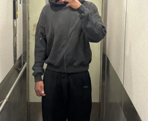 Svart hoodie med vit text  - Säljer en helt ny svart hoodie med vit text. Tröjan är oanvänd och den är storlek S men sitter ganska löst då den är baggy. 