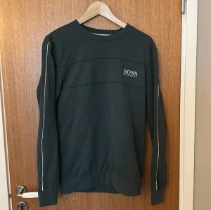 Boss tröja - Mörk grön/oliver grön boss tröja skit snygg först till kvarn 