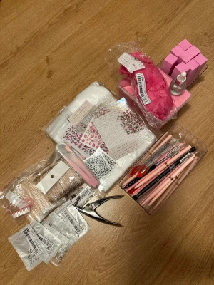 Nagel kit -  ⛔️Alla produkter säljs som ett paket och det mesta är oanvänt. Det som har använts är det vita chromet (finns mycket pulver kvar), några stickers, diamanter, marmor brickan till att blanda gellack med, lite av nagelbands oljan (ej kommit i kontakt med nagel/ hud). Samt en del av de genomskinliga tipparna och lite av ”nail cleaner” och ”clean off solution”. Gelerna är ej använda, endast öppnade för att kunna se färgen⛔️Går ej att skriva mer i beskrivningen så skriv till mig privat vid fler frågor😊