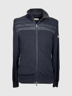 Moncler cardigan jacka - - Säljer en Moncler cardigan i gott använt skick. - Storlek: Large, men passar S/M  Hör av dig vid frågor eller fundering.