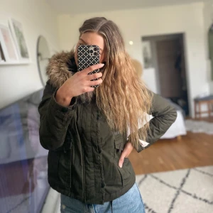 G-star RAW grön jacka  - Supersnygg jacka i nyskick! Avtagbar lyxig fuskpäls. Knappar fram och dragsko nedtill. 