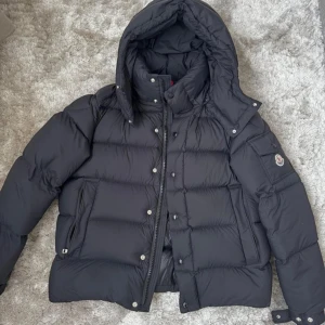 Svart Moncler pufferjacka med huva - Stlk s