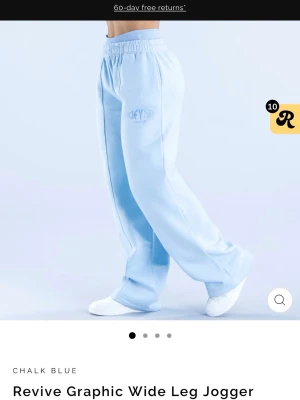Dfyne joggers - Helt nya mjukisbyxor från dfyne i modellen ”Revive Graphic Wide Leg Jogger” som jag tyvärr köpte i fel storlek, säljer därför❤️