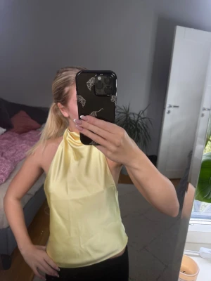 Topp  - Fin topp från Zara. Endast använt en gång💞
