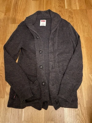 Stickad Levis cardigan - Snygg brun stickad cardigan från Levis. Perfekt inför vintern! 