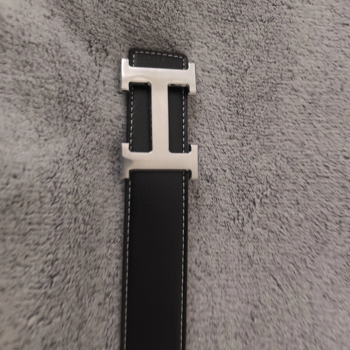 Svart skärp med H-spänne i silver - 2