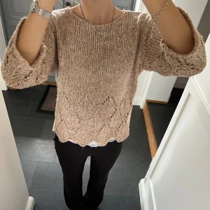Beige stickad tröja  - Beige trekvartsärmad stickad tröja/topp från Julie Guerlande i fint skick. Kan inte hitta storlek men skulle säga S. Använd gärna köp nu!