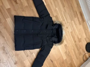 Canada goose parka - Storlek S & M finns, grå och svart finns 