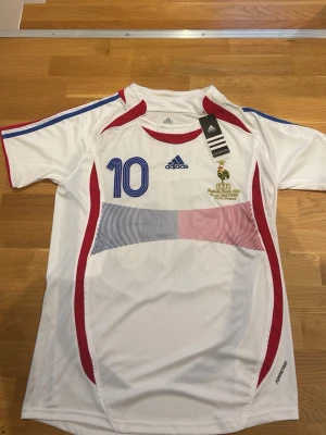 Adidas Frankrike Zidane tröja VM 2006 - Säljer en Frankrike landslagströja från VM 2006 med Zidane, nummer 10 på ryggen.