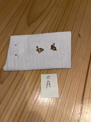 Korvakorut - Kultaisen väriset pupu korvakorut. Puhdistettu ja desinfioitu käytön jälkeen. Eläintalous MMM, lisätietoja saa kysymällä Katsothan myös muut ilmoitukseni Tarjoa 