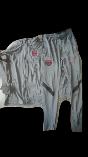 Psg tracksuit  - En nike psg tracksuit byxor och hoodie går med storlek S väldigt bra skick knappt använd pris kan diskuteras 😉
