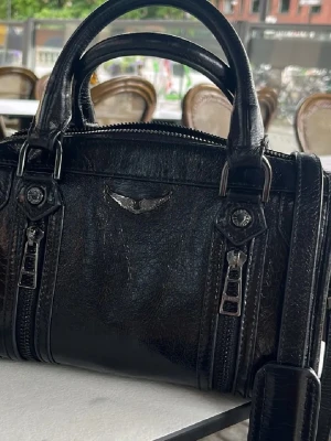 Zadig väska - Sååååå snygg zadig väska!!! Äkta såklart. Skriv vid frågor och funderingar!! PRIS KAN DISKUTERAS VID DIREKTKÖP!! Den är köp för ca 6000 och är knappt använd!