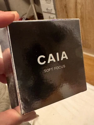 Soft Focus Translucent puder CAIA (100kr rabatt) - Säljer ett helt nytt och orört CAIA Soft Focus puder i färgen Translucent. Nypris 395kr! 🤎Typ 100kr rabatt!! (Tejpen sitter fortfarande kvar på förpackningen, alltså helt ny) Kommer i en snygg, silvrig förpackning och med en brun tygpåse med CAIA-logga från julkalendern. (Lucka 11) 🤎Pudret är lätt och ger en mjuk finish, perfekt för att fixera din makeup. Innehåller bland annat talk, mica och mandelolja. (Är ett jätte bra puder! Men har redan det sen innan!) 