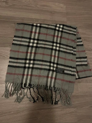 Burberry halsduk - Burberry halsduk från ett överskottslager. Bra skick och  är nästan aldrig använd. Pris kan diskuteras. Kan hämtas i Kungsbacka annars tillkommer frakt. Har R (registrerat varumärke)
