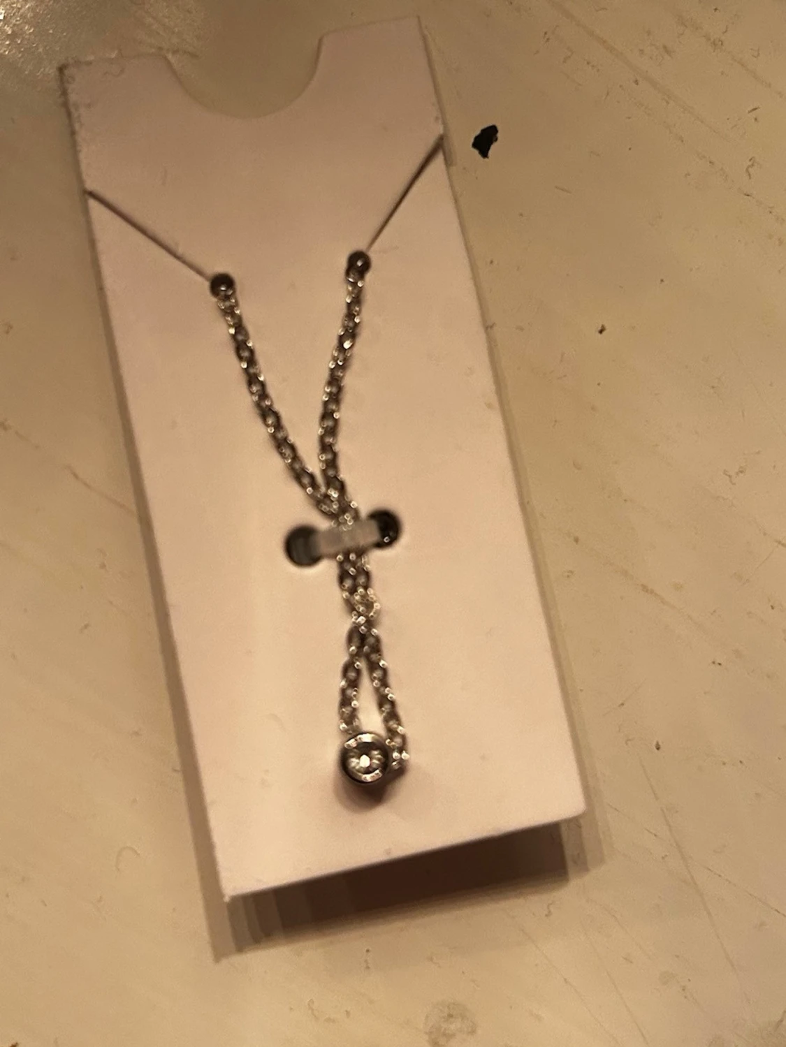 Silverfärgad halsband med liten diamant 