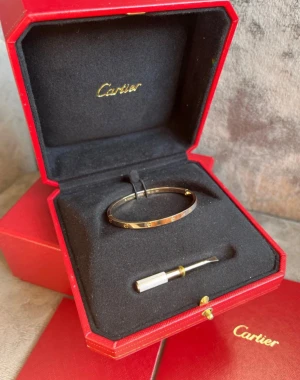 Armband love braclet - I super bra kvalité , passar både kvinnor och män storlek 16 . Man kan bada , basta och ha på sig det dygnet runt . Storlek 16