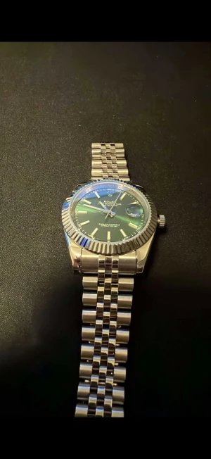 Role Datejust Grön - Role Datejust i Emerald oyester pearl! Nyaste modellen, Automatisk, rakt av kvalite, Den mest kvaliativa ute på marknaden! Kan justera till önskad längd. Helt ny och oanvänd.