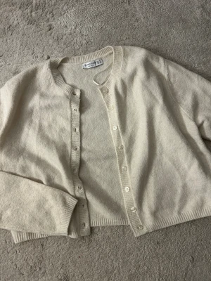 Kofta stradivarius s - Säljer denna cremefärgade koftan från stradivarius använd få gånger och skulle säga den är mer som en xs i storlek