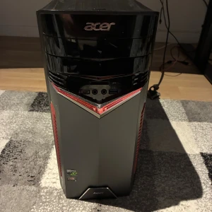 Acer Aspire GX-281 - Acer Aspire GX-281 stationär dator med AMD Ryzen 5 1400, GeForce GTX 1070 8GB, 256GB SSD + 1TB HDD, 8GB DDR4 RAM och Windows 10. Utrustad med kortläsare, trådlöst nätverk och Bluetooth.                                                                     Datorn har inte använts mycket alls och därför den säljs är i bra skick och fungerar fel fritt. Skriv gärna om ytligare frågor! 