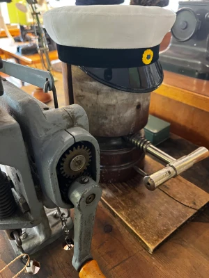 Klassisk studentmössa Uppsala (svart) 53-63 - Klassisk studentmössa med vit ovandel i bomull, svart band och blank svart skärm. Framtill sitter en klassisk kokard. Insidan har det klassiska foder i blått och gult. Finns storlekar från 52 – 63. Fråga om storlek innan beställning (Limiterat lager)